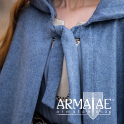 Umhang Mila mit Kapuze in Farbe Taubenblau von Leonardo Carbone auf https://armatae.shop Umhang Mila mit Kapuze in Farbe Taubenblau von Leonardo Carbone auf https://armatae.shop