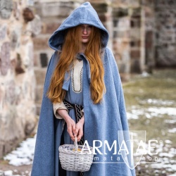 Umhang Mila mit Kapuze in Farbe Taubenblau von Leonardo Carbone auf https://armatae.shop Umhang Mila mit Kapuze in Farbe Taubenblau von Leonardo Carbone auf https://armatae.shop