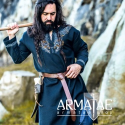 Wikinger Tunika Snorri mit Urnes Stil Handstickerei auf https://armatae.shop