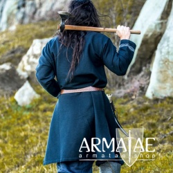 Wikinger Tunika Snorri mit Urnes Stil Handstickerei auf https://armatae.shop Wikinger Tunika Snorri mit Urnes Stil Handstickerei auf https://armatae.shop