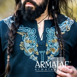 Wikinger Tunika Snorri mit Urnes Stil Handstickerei auf https://armatae.shop Wikinger Tunika Snorri mit Urnes Stil Handstickerei auf https://armatae.shop