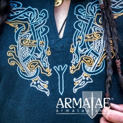 Wikinger Tunika Snorri mit Urnes Stil Handstickerei auf https://armatae.shop Wikinger Tunika Snorri mit Urnes Stil Handstickerei auf https://armatae.shop