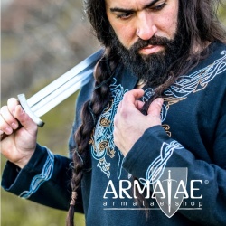 Wikinger Tunika Snorri mit Urnes Stil Handstickerei auf https://armatae.shop Wikinger Tunika Snorri mit Urnes Stil Handstickerei auf https://armatae.shop