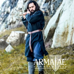 Wikinger Tunika Snorri mit Urnes Stil Handstickerei auf https://armatae.shop Wikinger Tunika Snorri mit Urnes Stil Handstickerei auf https://armatae.shop