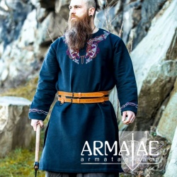 Wikinger Tunika Snorri mit Urnes Stil Handstickerei auf https://armatae.shop Wikinger Tunika Snorri mit Urnes Stil Handstickerei auf https://armatae.shop