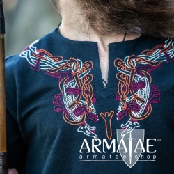 Wikinger Tunika Snorri mit Urnes Stil Handstickerei auf https://armatae.shop Wikinger Tunika Snorri mit Urnes Stil Handstickerei auf https://armatae.shop