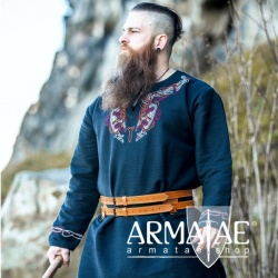 Wikinger Tunika Snorri mit Urnes Stil Handstickerei auf https://armatae.shop Wikinger Tunika Snorri mit Urnes Stil Handstickerei auf https://armatae.shop