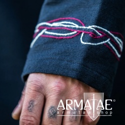 Wikinger Tunika Snorri mit Urnes Stil Handstickerei auf https://armatae.shop Wikinger Tunika Snorri mit Urnes Stil Handstickerei auf https://armatae.shop