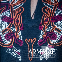 Wikinger Tunika Snorri mit Urnes Stil Handstickerei auf https://armatae.shop Wikinger Tunika Snorri mit Urnes Stil Handstickerei auf https://armatae.shop