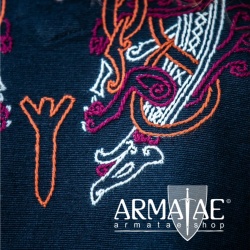 Wikinger Tunika Snorri mit Urnes Stil Handstickerei auf https://armatae.shop Wikinger Tunika Snorri mit Urnes Stil Handstickerei auf https://armatae.shop