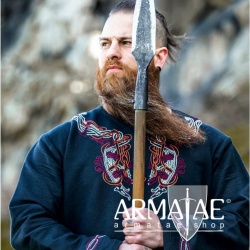 Wikinger Tunika Snorri mit Urnes Stil Handstickerei auf https://armatae.shop