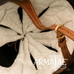Großer Topfhelm, hochmittelalterlicher Ritterhelm für Reenactment auf https://armatae.shop Großer Topfhelm, hochmittelalterlicher Ritterhelm für Reenactment auf https://armatae.shop