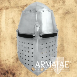 Großer Topfhelm, hochmittelalterlicher Ritterhelm für Reenactment auf https://armatae.shop