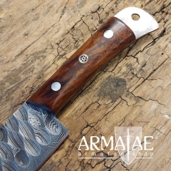 Kochmesser aus echtem Damaszenerstahl komplett mit Kullen besetzt und Griff aus Walnussholz auf https://armatae.shop Kochmesser aus echtem Damaszenerstahl komplett mit Kullen besetzt und Griff aus Walnussholz auf https://armatae.shop