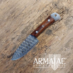 Kochmesser aus echtem Damaszenerstahl komplett mit Kullen besetzt und Griff aus Walnussholz auf https://armatae.shop