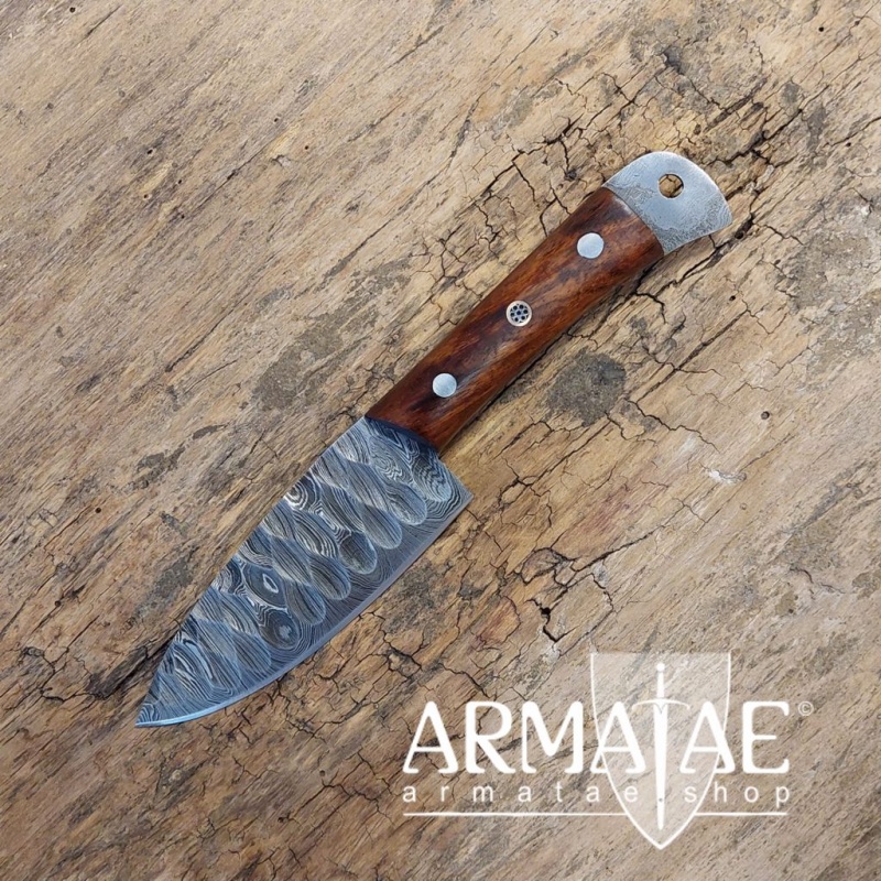 Kochmesser aus echtem Damaszenerstahl komplett mit Kullen besetzt und Griff aus Walnussholz auf https://armatae.shop Kochmesser aus echtem Damaszenerstahl komplett mit Kullen besetzt und Griff aus Walnussholz auf https://armatae.shop