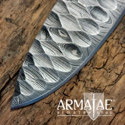 Kochmesser aus echtem Damaszenerstahl komplett mit Kullen besetzt und Griff aus Walnussholz auf https://armatae.shop Kochmesser aus echtem Damaszenerstahl komplett mit Kullen besetzt und Griff aus Walnussholz auf https://armatae.shop