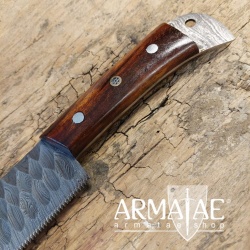 Kochmesser aus echtem Damaszenerstahl komplett mit Kullen besetzt und Griff aus Walnussholz auf https://armatae.shop Kochmesser aus echtem Damaszenerstahl komplett mit Kullen besetzt und Griff aus Walnussholz auf https://armatae.shop