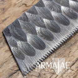 Kochmesser aus echtem Damaszenerstahl komplett mit Kullen besetzt und Griff aus Walnussholz auf https://armatae.shop Kochmesser aus echtem Damaszenerstahl komplett mit Kullen besetzt und Griff aus Walnussholz auf https://armatae.shop