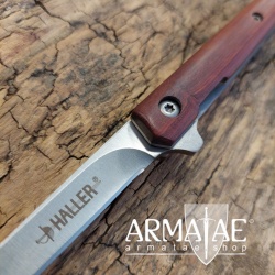 Haller Design Taschenmesser mit Flipper, Lederetui, Gürtelschlaufe und Karabiner auf https://armatae.shop Haller Design Taschenmesser mit Flipper, Lederetui, Gürtelschlaufe und Karabiner auf https://armatae.shop