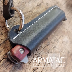 Haller Design Taschenmesser mit Flipper, Lederetui, Gürtelschlaufe und Karabiner auf https://armatae.shop Haller Design Taschenmesser mit Flipper, Lederetui, Gürtelschlaufe und Karabiner auf https://armatae.shop