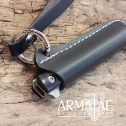 Haller Design Taschenmesser mit Flipper, Lederetui, Gürtelschlaufe und Karabiner auf https://armatae.shop Haller Design Taschenmesser mit Flipper, Lederetui, Gürtelschlaufe und Karabiner auf https://armatae.shop