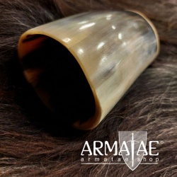 Trinkbecher aus natürlichem Horn mit versiegeltem Holzboden auf https://armatae.shop Trinkbecher aus natürlichem Horn mit versiegeltem Holzboden auf https://armatae.shop