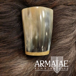 Trinkbecher aus natürlichem Horn mit versiegeltem Holzboden auf https://armatae.shop Trinkbecher aus natürlichem Horn mit versiegeltem Holzboden auf https://armatae.shop