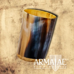 Trinkbecher aus natürlichem Horn mit versiegeltem Holzboden auf https://armatae.shop