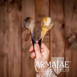 Formschöne, sauber verarbeitete Löffel aus poliertem Horn im 2er-Set auf https://armatae.shop Formschöne, sauber verarbeitete Löffel aus poliertem Horn im 2er-Set auf https://armatae.shop