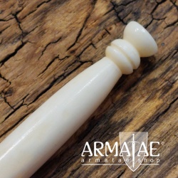 Handgefertigte Haarnadel aus natürlichem Bein auf https://armatae.shop