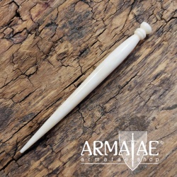 Handgefertigte Haarnadel aus natürlichem Bein auf https://armatae.shop