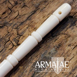 Handgefertigte, lange Haarnadel aus poliertem Bein auf https://armatae.shop Handgefertigte, lange Haarnadel aus poliertem Bein auf https://armatae.shop