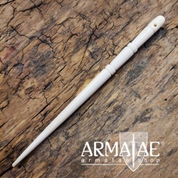 Handgefertigte, lange Haarnadel aus poliertem Bein auf https://armatae.shop