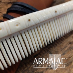 Handgefertigter Kamm aus poliertem Bein mit Etui aus Rindsleder auf https://armatae.shop Handgefertigter Kamm aus poliertem Bein mit Etui aus Rindsleder auf https://armatae.shop