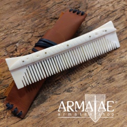 Handgefertigter Kamm aus poliertem Bein mit Etui aus Rindsleder auf https://armatae.shop