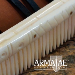 Handgefertigter Kamm aus poliertem Bein mit Etui aus Rindsleder auf https://armatae.shop Handgefertigter Kamm aus poliertem Bein mit Etui aus Rindsleder auf https://armatae.shop
