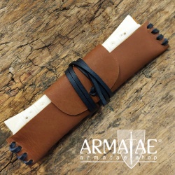 Handgefertigter Kamm aus poliertem Bein mit Etui aus Rindsleder auf https://armatae.shop Handgefertigter Kamm aus poliertem Bein mit Etui aus Rindsleder auf https://armatae.shop