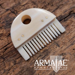 Massiver Bartkamm aus poliertem Bein auf https://armatae.shop