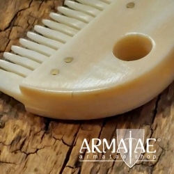 Massiver Bartkamm aus poliertem Bein auf https://armatae.shop Massiver Bartkamm aus poliertem Bein auf https://armatae.shop