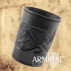 Würfelbecher, Paschbecher aus Leder genäht, geprägtem Drachenmotiv im Jellingstil der Wikinger Zeit auf https://armatae.shop Würfelbecher, Paschbecher aus Leder genäht, geprägtem Drachenmotiv im Jellingstil der Wikinger Zeit auf https://armatae.shop