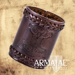 Würfelbecher aus Leder - Handarbeit - mit geprägtem Mjölnir - Thors Hammer - https://armatae.shop