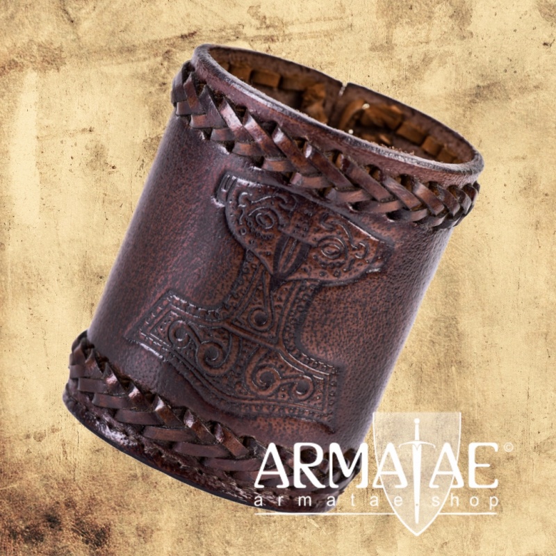Würfelbecher aus Leder - Handarbeit - mit geprägtem Mjölnir - Thors Hammer - https://armatae.shop Würfelbecher aus Leder - Handarbeit - mit geprägtem Mjölnir - Thors Hammer - https://armatae.shop