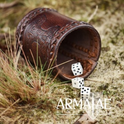 Würfelbecher aus Leder - Handarbeit - mit geprägtem Mjölnir - Thors Hammer - https://armatae.shop Würfelbecher aus Leder - Handarbeit - mit geprägtem Mjölnir - Thors Hammer - https://armatae.shop