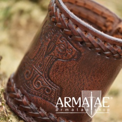 Würfelbecher aus Leder - Handarbeit - mit geprägtem Mjölnir - Thors Hammer - https://armatae.shop Würfelbecher aus Leder - Handarbeit - mit geprägtem Mjölnir - Thors Hammer - https://armatae.shop