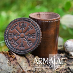 Würfelbecher mit Deckel und Vegisirprägung am Deckel aus echtem Leder auf https://armatae.shop Würfelbecher mit Deckel und Vegisirprägung am Deckel aus echtem Leder auf https://armatae.shop