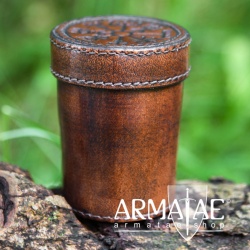 Würfelbecher mit Deckel und Vegisirprägung am Deckel aus echtem Leder auf https://armatae.shop Würfelbecher mit Deckel und Vegisirprägung am Deckel aus echtem Leder auf https://armatae.shop
