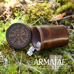 Würfelbecher mit Deckel und Vegisirprägung am Deckel aus echtem Leder auf https://armatae.shop Würfelbecher mit Deckel und Vegisirprägung am Deckel aus echtem Leder auf https://armatae.shop
