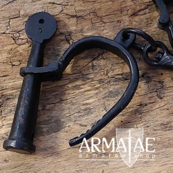 Mittelalter Handschellen aus Stahl mit Schraub- Stiftschlüssel auf https://armatae.shop Mittelalter Handschellen aus Stahl mit Schraub- Stiftschlüssel auf https://armatae.shop