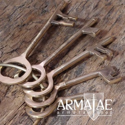 Fünf massive Schlüssel mit großem Ring, alles aus Messing, auf https://armatae.shop Fünf massive Schlüssel mit großem Ring, alles aus Messing, auf https://armatae.shop